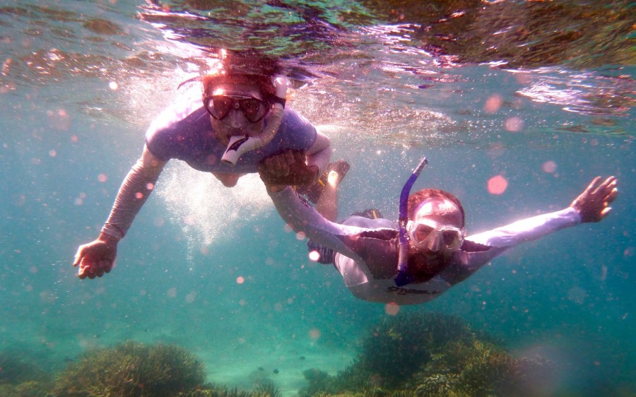 couple swimming snorkelling fiji island spirit